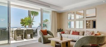 Frontline beach apartment in Puente Romano