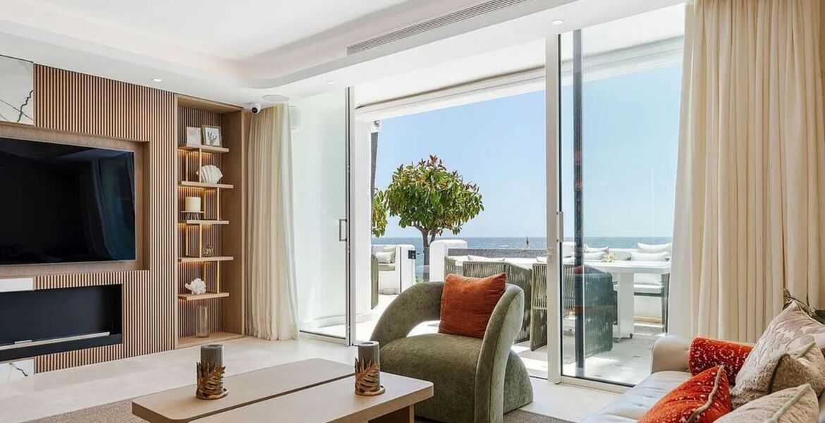 Frontline beach apartment in Puente Romano