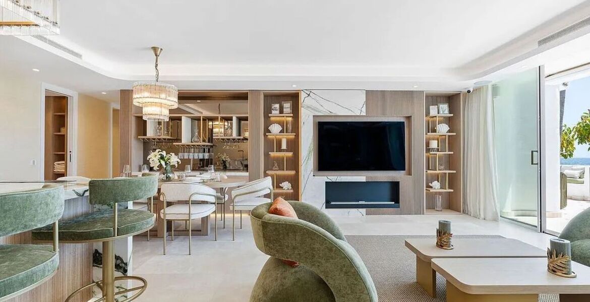 Frontline beach apartment in Puente Romano