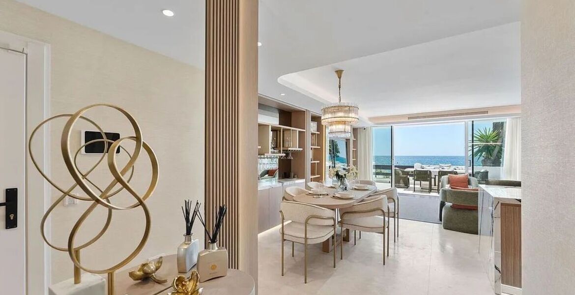 Frontline beach apartment in Puente Romano