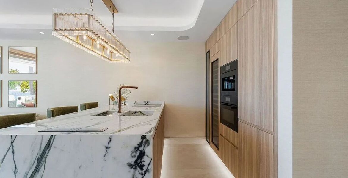 Frontline beach apartment in Puente Romano