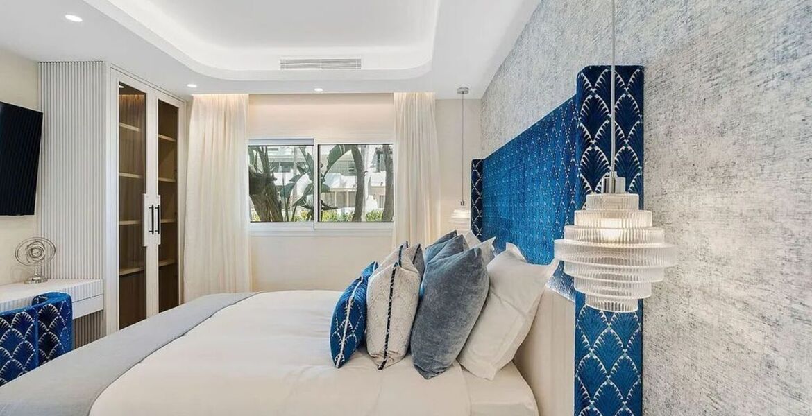 Frontline beach apartment in Puente Romano
