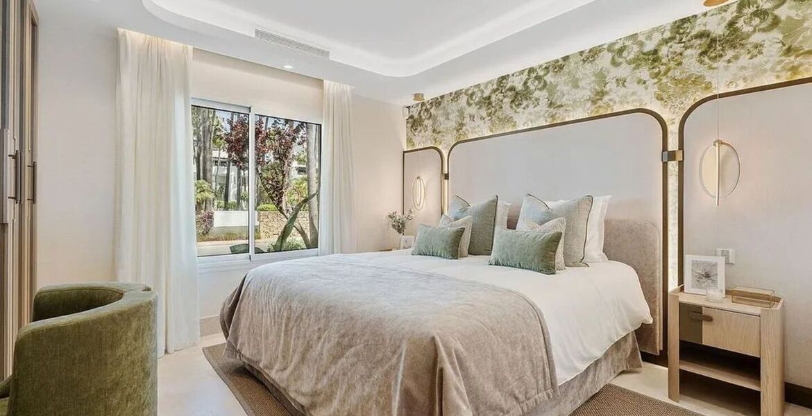 Frontline beach apartment in Puente Romano