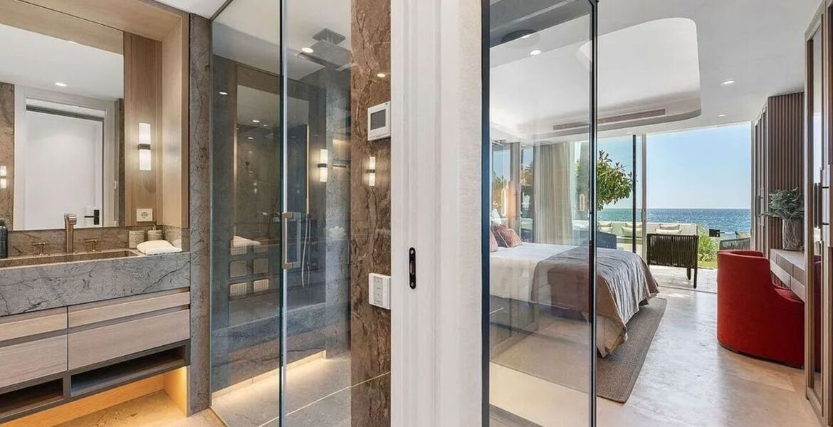 Frontline beach apartment in Puente Romano