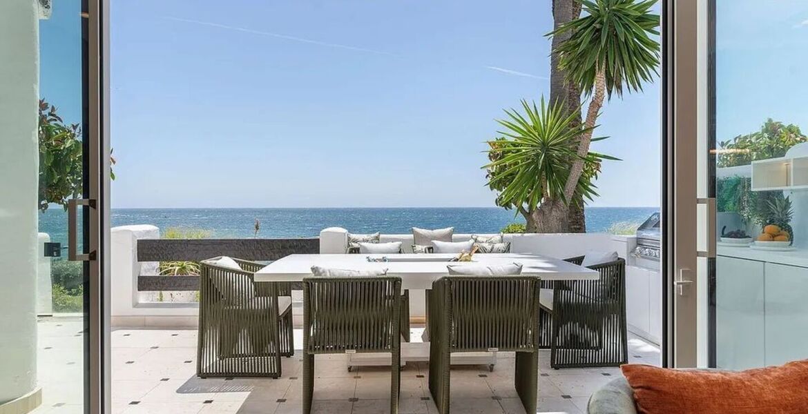 Frontline beach apartment in Puente Romano