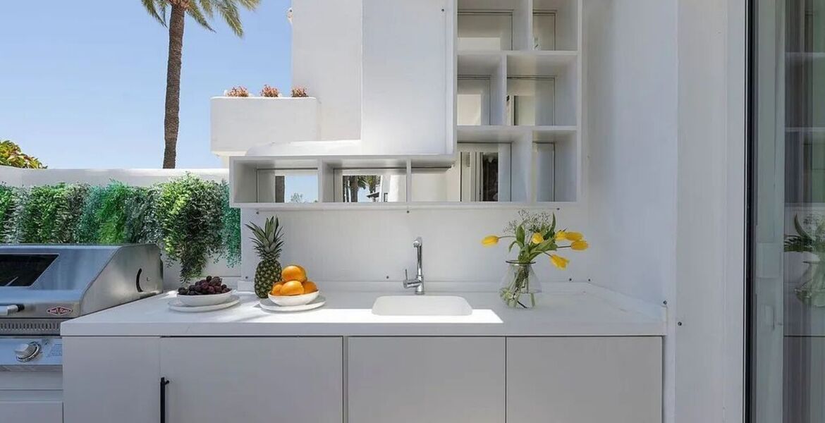Frontline beach apartment in Puente Romano