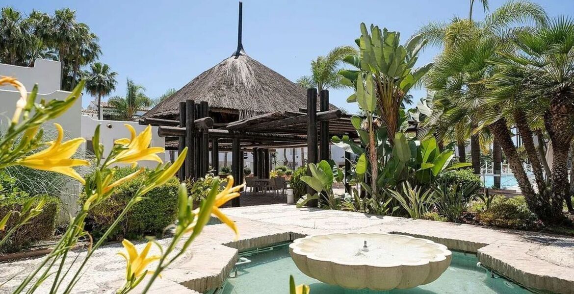 Frontline beach apartment in Puente Romano